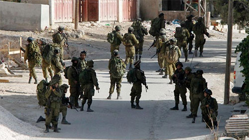 Soldados israelíes invaden un campo de refugiados y matan a un palestino